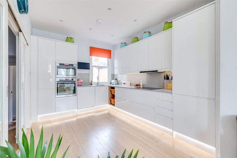 2 bedroom flat, Mablethorpe Road, Fulham SW6 - Available