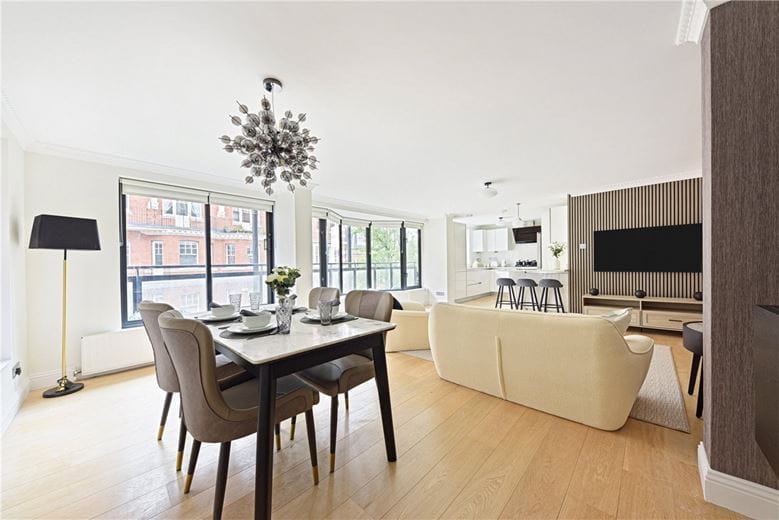 3 bedroom flat, Drayton Gardens, London SW10 - Available