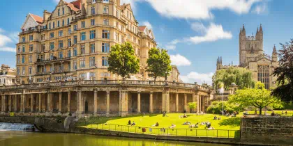 The Pulteney Bridge in Palladian style crosses the River Avon in Bath