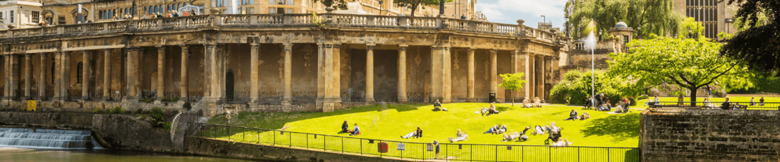 The Pulteney Bridge in Palladian style crosses the River Avon in Bath