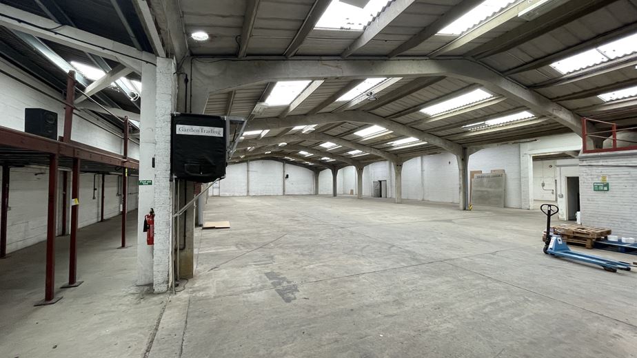12,218 to 42,516 Sq Ft , Units 1 - 3 Carterton Industrial Estate OX18 - Available