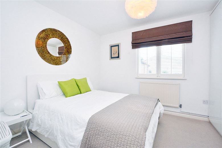 2 bedroom flat, Essex Court, Station Road SW13 - Let Agreed