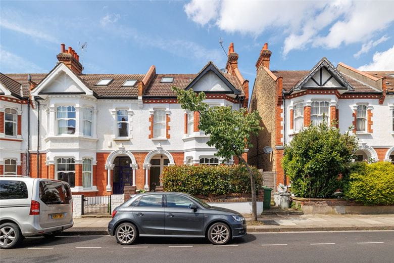 3 bedroom flat, Harbord Street, Fulham SW6 - Available