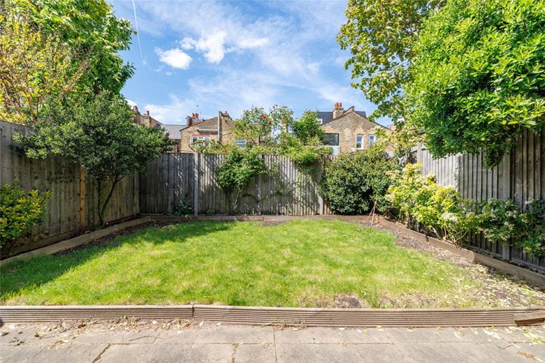 3 bedroom flat, Harbord Street, Fulham SW6 - Available