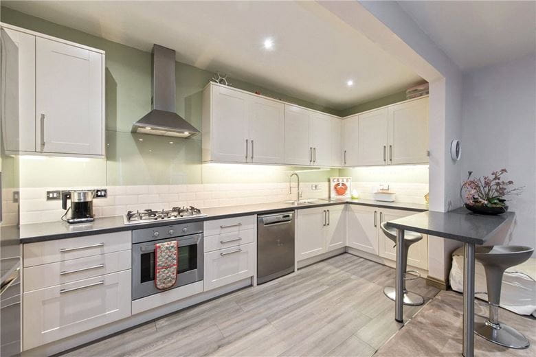3 bedroom flat, Gledhow Gardens, London SW5 - Available