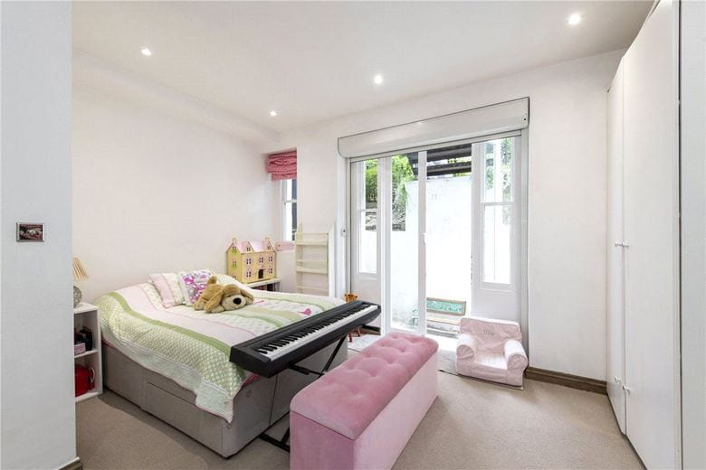 3 bedroom flat, Gledhow Gardens, London SW5 - Available