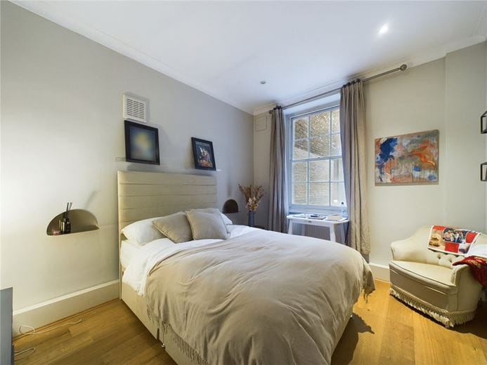 2 bedroom flat, Lupus Street, Pimlico SW1V - Available