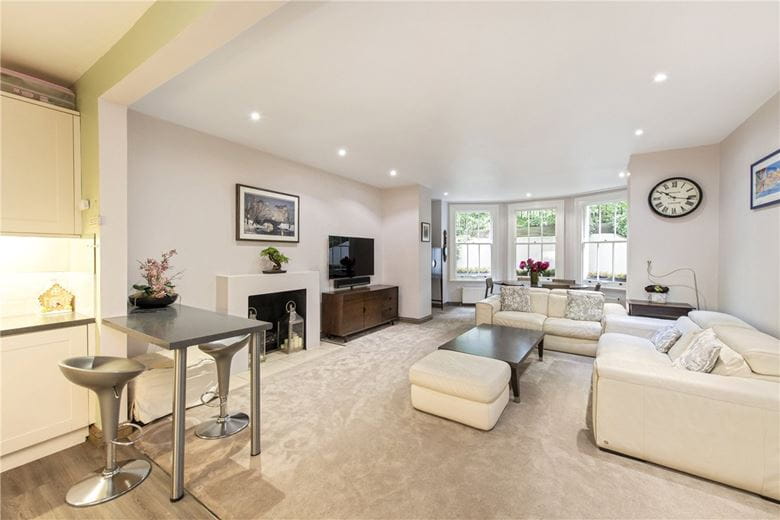3 bedroom flat, Gledhow Gardens, Earls Court SW5 - Available