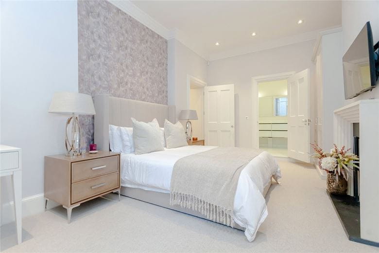2 bedroom flat, Cadogan Square, Knightsbridge SW1X - Available