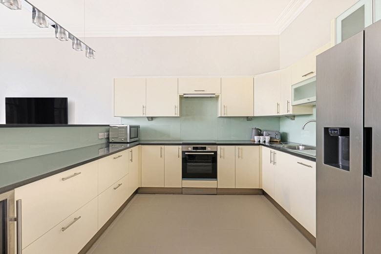 3 bedroom flat, Barkston Gardens, Earls Court SW5 - Available