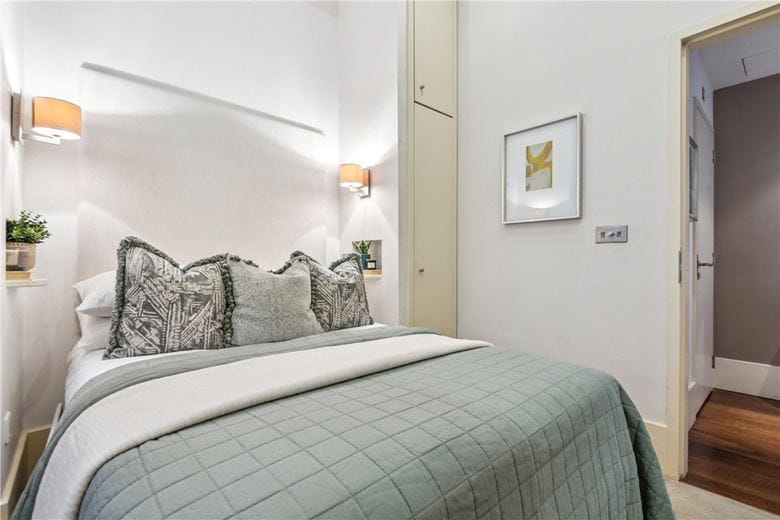 1 bedroom flat, Maddox Street, London W1S - Available