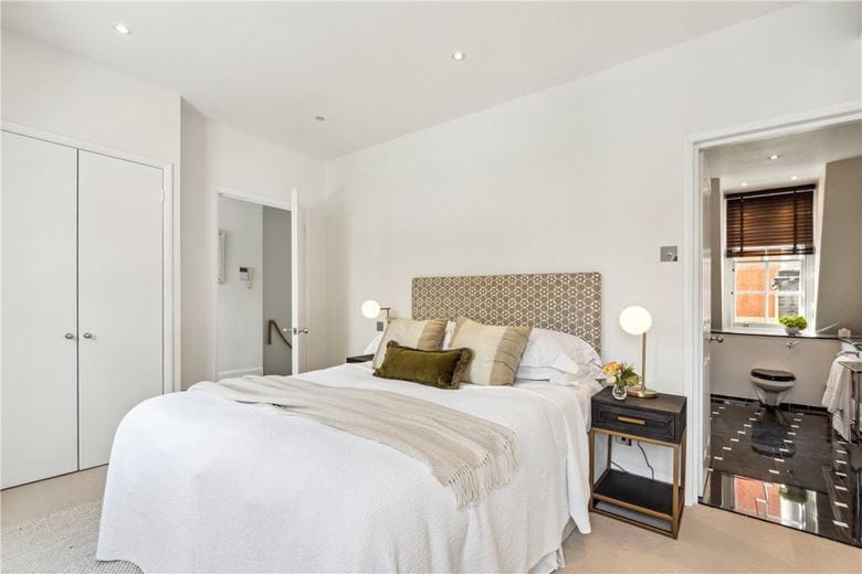 2 bedroom flat, Bruton Place, London W1J - Available