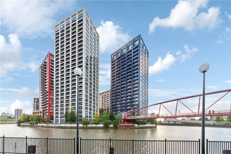 2 bedroom flat, Lookout Lane, London E14 - Available