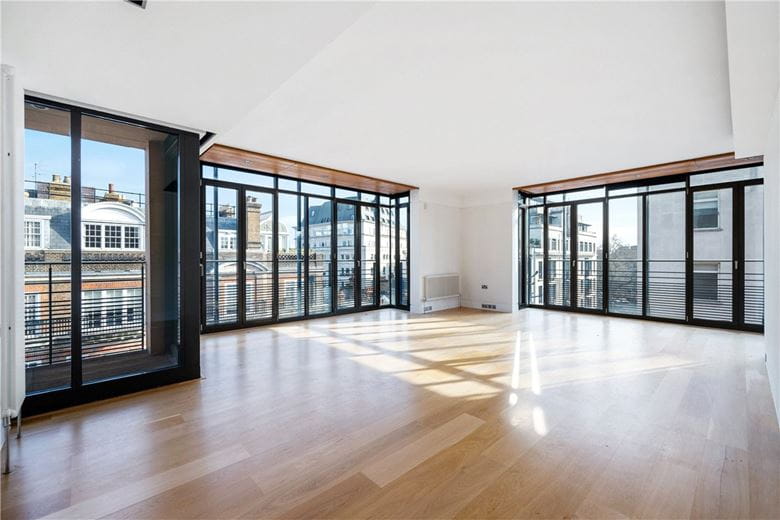 3 bedroom flat, Davies Street, London W1K - Available