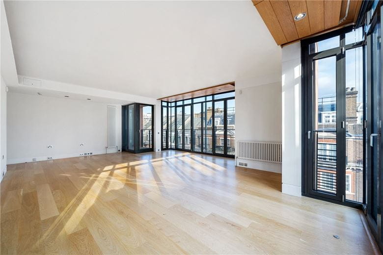 3 bedroom flat, Davies Street, London W1K - Available