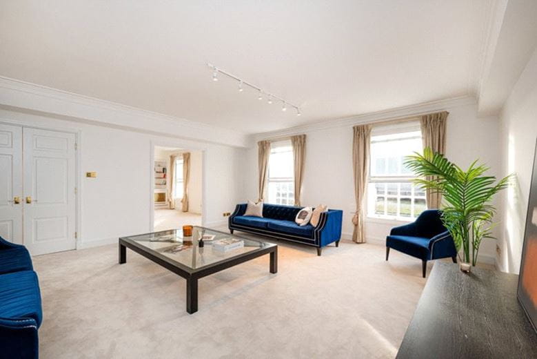 3 bedroom flat, Park Street, Mayfair W1K - Available