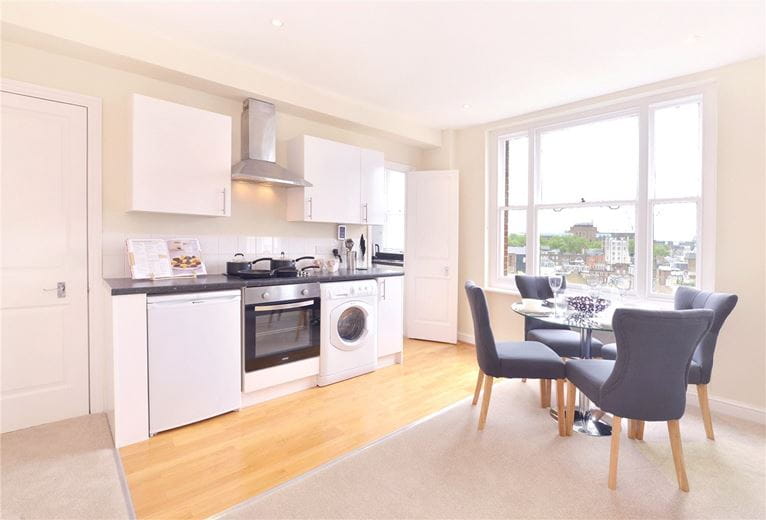 2 bedroom flat, Hill Street, Mayfair W1J - Available