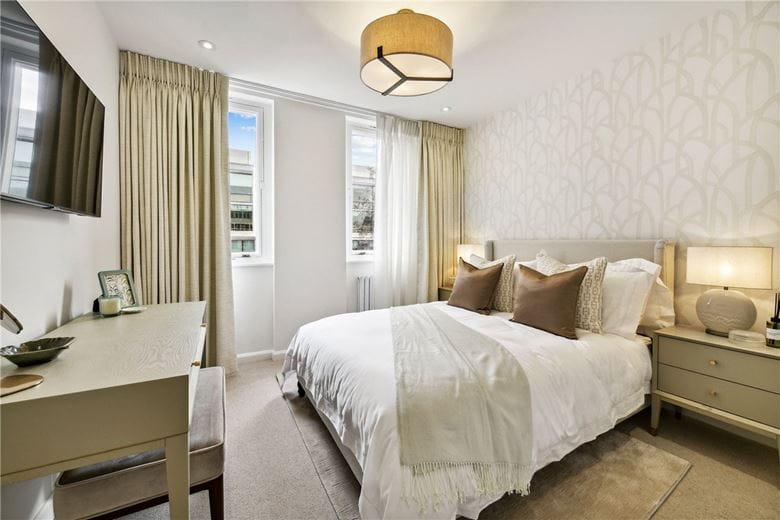 3 bedroom flat, Ebury Street, Belgravia SW1W - Available