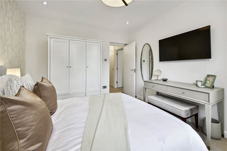 3 bedroom flat, Ebury Street, Belgravia SW1W - Available