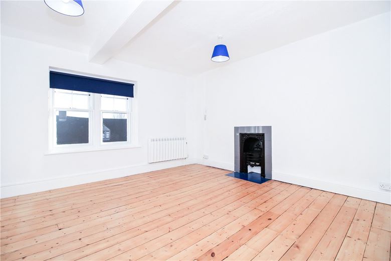 2 bedroom flat, High Street, Witney OX28 - Available