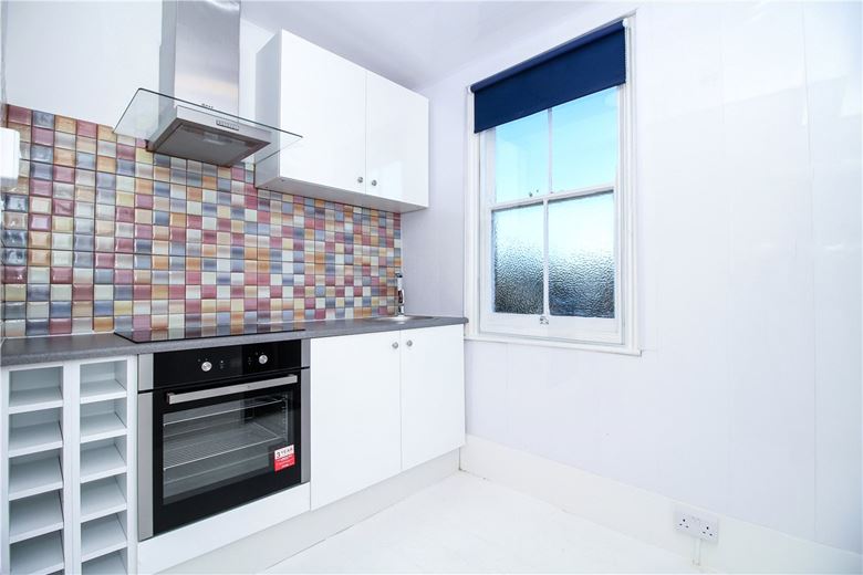 2 bedroom flat, High Street, Witney OX28 - Available