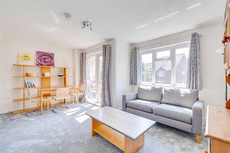 3 bedroom flat, Burlington Place, London SW6 - Available