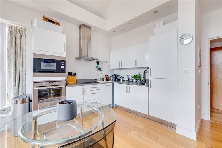 2 bedroom flat, White Hart Lane, London SW13 - Available