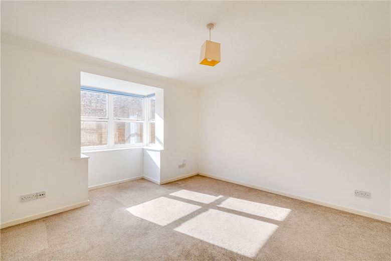 1 bedroom flat, Dovecote Gardens, London SW14 - Available