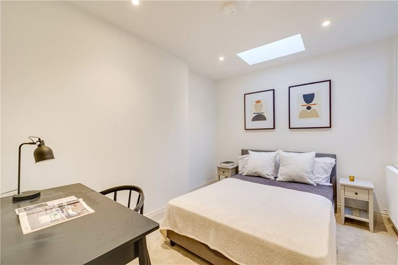 2 bedroom flat, Quicks Road, London SW19 - Available