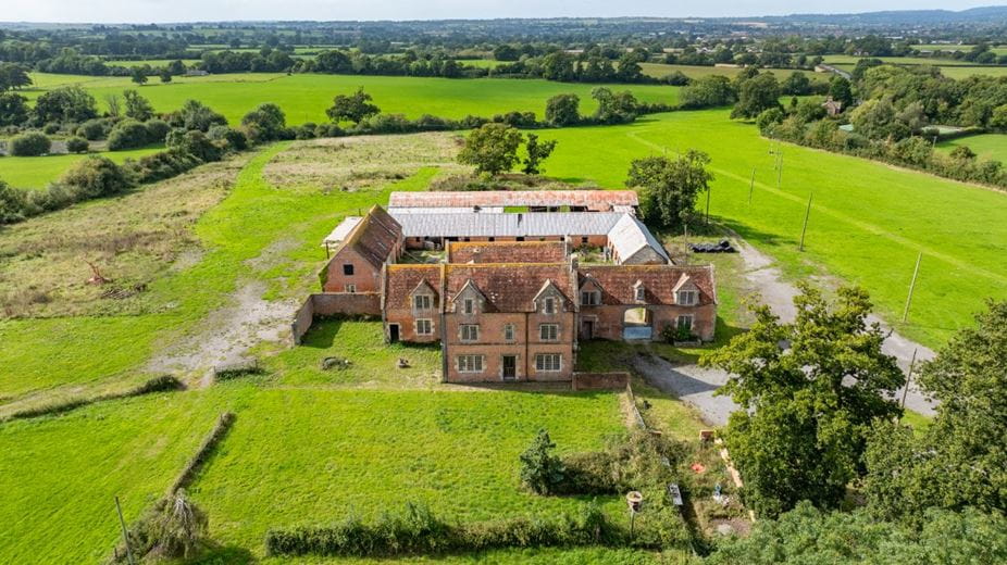 148.4 acres House, Shaftesbury Road, Motcombe SP7 - Available