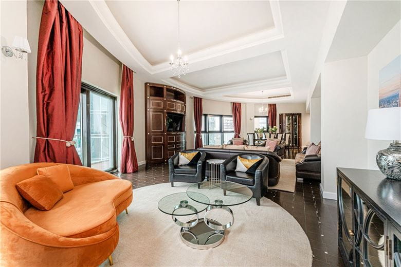 3 bedroom flat, Bridges Court Road, London SW11 - Available