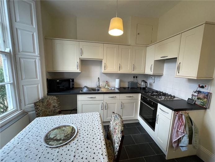 2 bedroom house, The Close, Winchester SO23 - Available