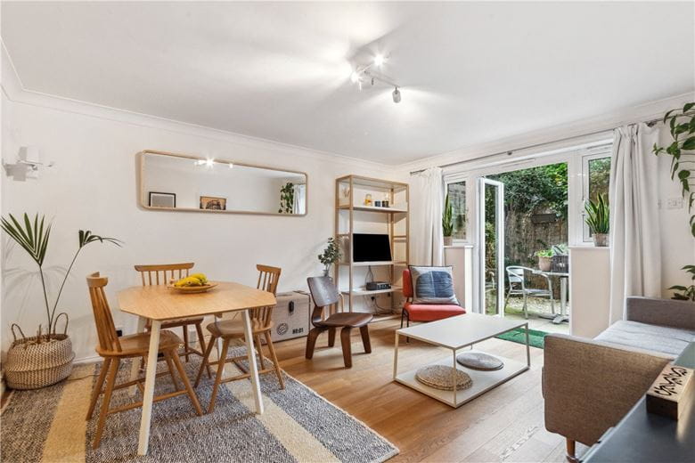 2 bedroom flat, St. James's Drive, London SW12 - Available