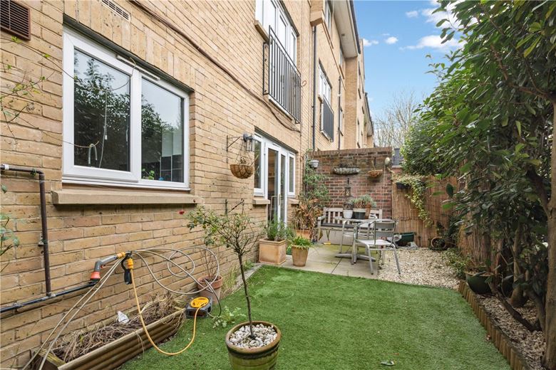 2 bedroom flat, St. James's Drive, London SW12 - Available