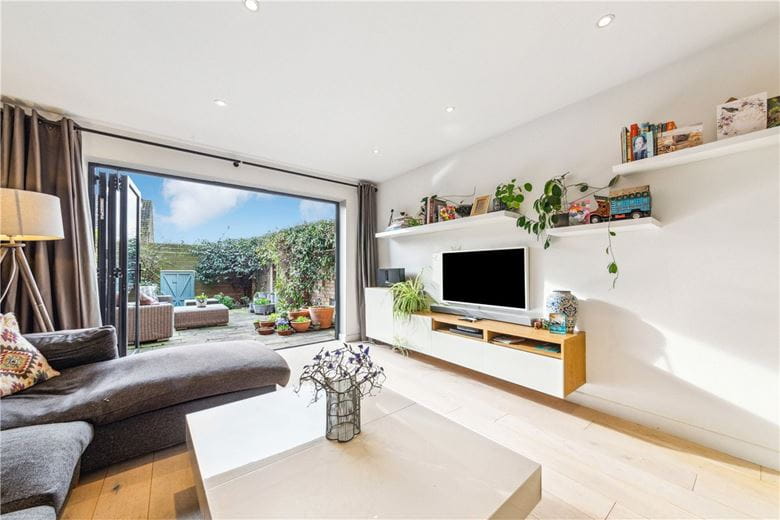 2 bedroom house, St. Peter's Close, London SW17 - Available