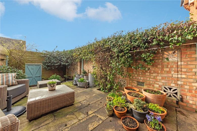 2 bedroom house, St. Peter's Close, London SW17 - Available